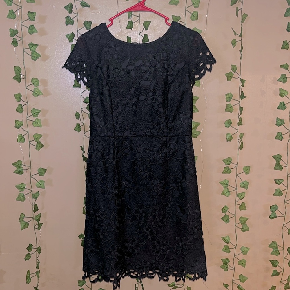 Size: Medium / Color: Black Embroidered Flower Design